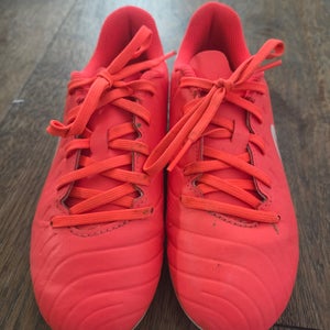 Pink Kids 2.5Y (Big Kids / Youth) Nike Soccer Cleats (Used)