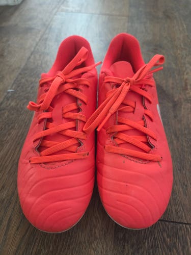 Pink Kids 2.5Y (Big Kids / Youth) Nike Soccer Cleats (Used)