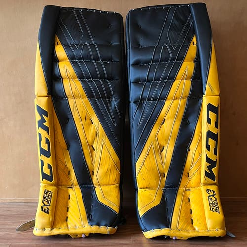 33" CCM Extreme Flex 4 Goalie Leg Pads (Used)