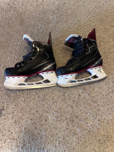 2019 Bauer Vapor X2.7 Hockey Skates Regular Width Size 5 (Used)