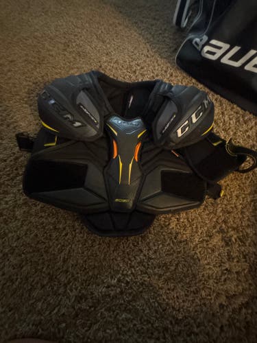 Men's Medium Intermediate CCM Tacks 9080 Shoulder Pads (Used)