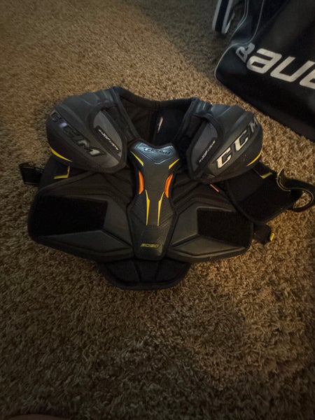Men's Medium Intermediate CCM Tacks 9080 Shoulder Pads (Used)