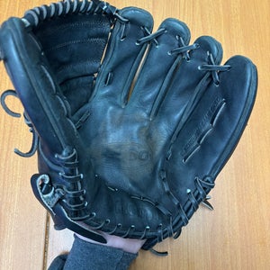 Wilson A2000 CK22 11.75" RHT PITCHER