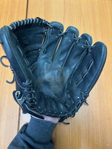 Wilson A2000 CK22 11.75" RHT PITCHER