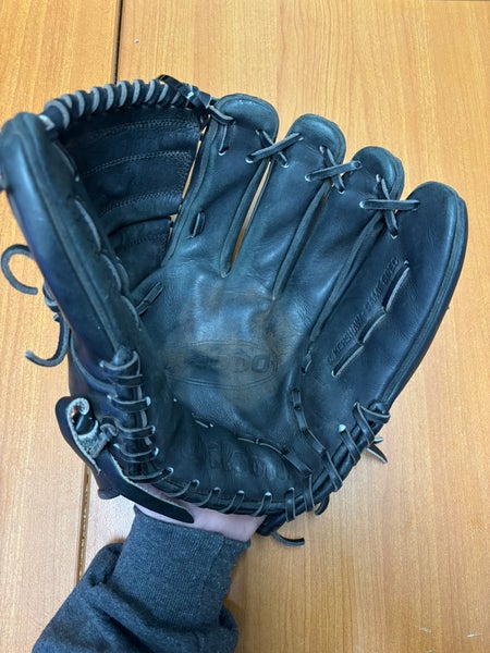 Wilson A2000 CK22 11.75" RHT PITCHER