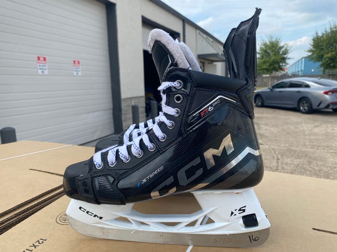 CCM JetSpeed FT6 PRO Mens Pro Stock Size 8 Hockey Skates MIC 69430
