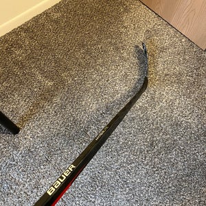 Senior Bauer Vapor Hyperlite Hockey Stick Right Handed P28 Pro Stock (Used)
