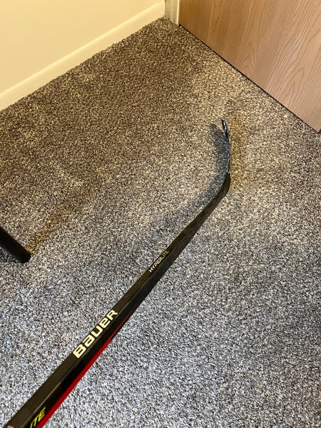 Senior Bauer Vapor Hyperlite Hockey Stick Right Handed P28 Pro Stock (Used)