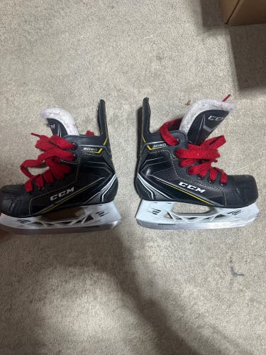 CCM Tacks Classic 9060 Hockey Skates Regular Width 12 (Used)