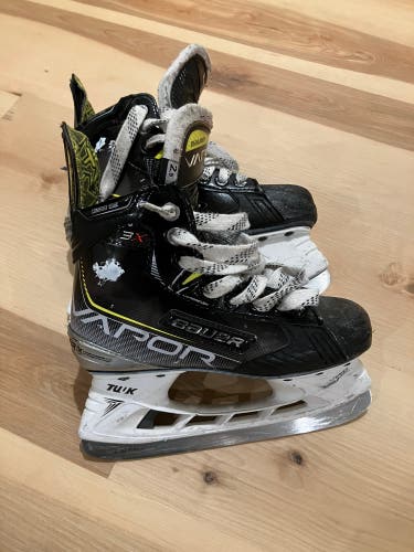 Bauer Vapor 3X Hockey Skates Regular Width Size 2.5 (Used)