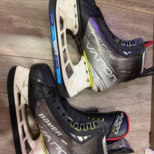 2021 Bauer Vapor Hyperlite Hockey Skates Size 5 (Used)