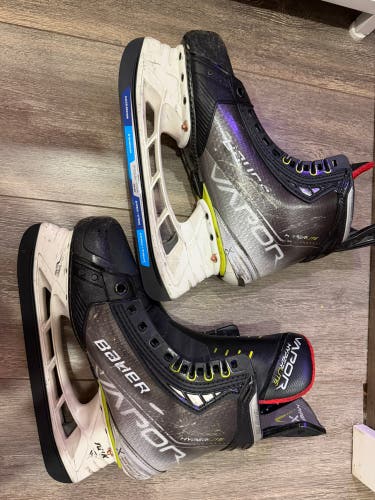 2021 Bauer Vapor Hyperlite Hockey Skates Size 5 (Used)