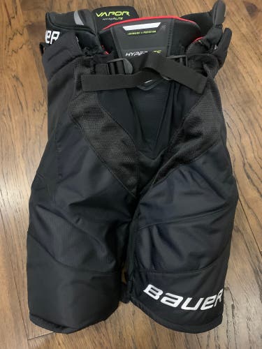 LIKE NEW Senior Medium Bauer Vapor Hyperlite Hockey Pants (Used)