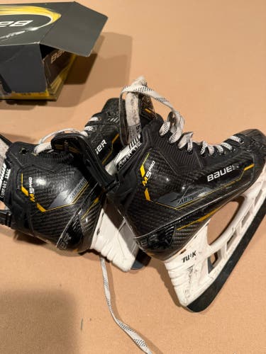 2022 Bauer Supreme M5 Pro Hockey Skates Size 5.5 (Used)