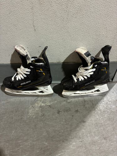 2024 Bauer Supreme M50 Pro Hockey Skates Regular Width Size 4.5 (Used)