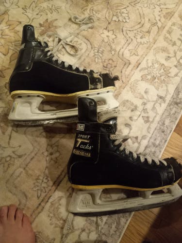 CCM Size 8.5 Hockey Skates Regular Width