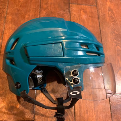 Teal CCM Tacks 910 Pro Stock Medium Helmet with Oakley Visor Damaged *Read Full Description*