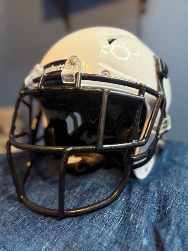 Large Youth Schutt Vengeance A11 Helmet (Used)