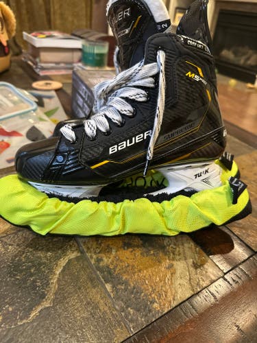 2024 Bauer Supreme M5 Pro Hockey Skates Regular Width Size 5.5 (Used)