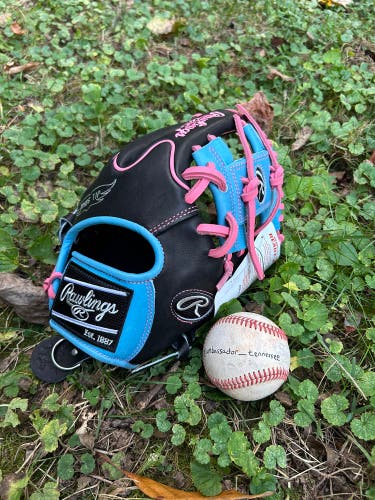 Rawlings R2G Heart of the Hide 11.5”  Wing Tip Standard Fit Black/Blue/Pink