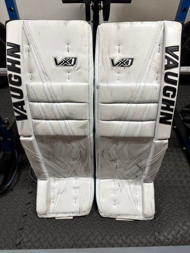 33" Vaughn VX1 Pro Carbon Goalie Leg Pads (Used)