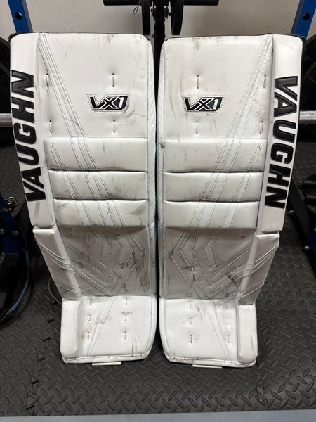 33" Vaughn VX1 Pro Carbon Goalie Leg Pads (Used)