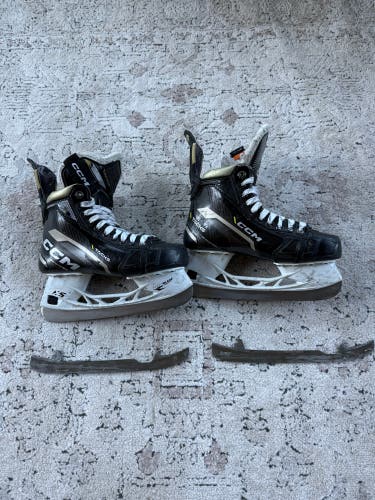 2022 CCM AS-V Hockey Skates Regular Width 6 (Used)