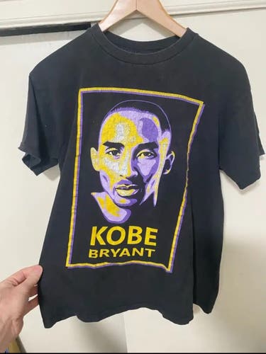 Vintage Men’s Medium Black T-shirt featuring a Colorful Yellow and Purple Graphic of Kobe Bryant.