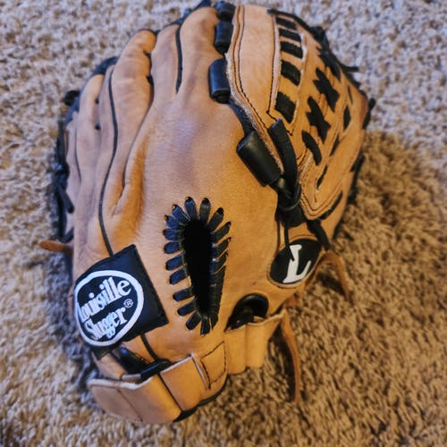Louisville Slugger RH LG1350 Gamer Series Softball Glove 13.5"  Game Ready w/ minimal break-in