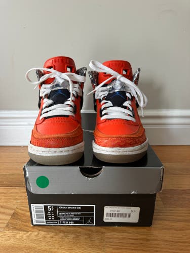 Orange Unisex 5.5Y (Big Kids / Youth) Youth Air Jordan Jordan 1 mid Shoes (Used)
