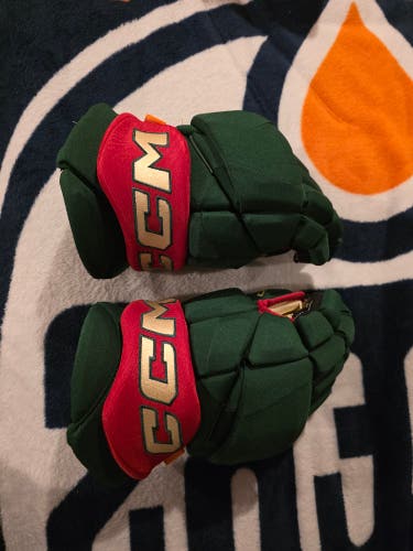 CCM HGPJSPP Gloves 14" Pro Stock (New) Minnesota Wild