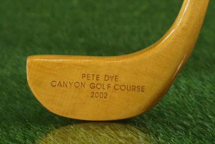 PROMONTORY CLUB PETE DYE CANYON GOLF COURSE 2002 WOODEN PUTTER SHAPED PROMO
