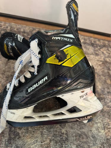 2022 Bauer Supreme Matrix Hockey Skates Size 5.5 (Used)