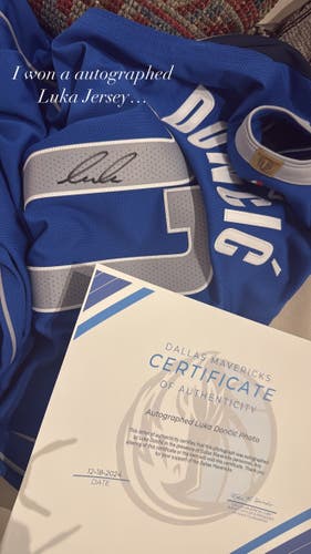 luka doncic #77 signed Nike Jersey (M)