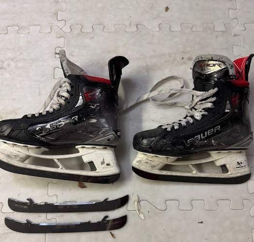2023 Bauer Vapor X5 Pro Hockey Skates Regular Width Size 5 (Used)