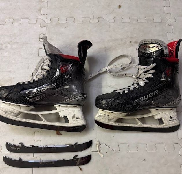 2023 Bauer Vapor X5 Pro Hockey Skates Regular Width Size 5 (Used)