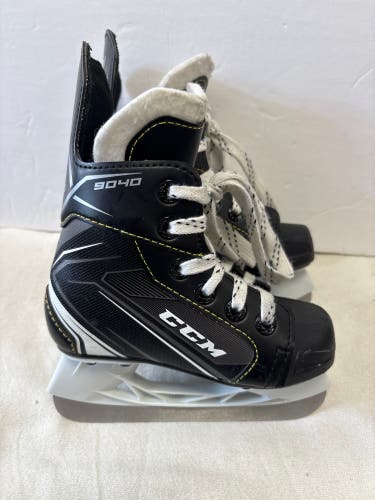 CCM Tacks 9040 Hockey Skates Regular Width 9 (Used)