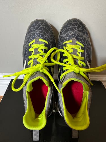 Gray Kid's 4.5Y (Big Kids / Youth) Youth New Balance Low Top Molded Cleats (Used)