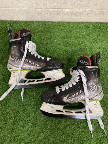INT Bauer Vapor Hyperlite Hockey Skates Size 5 Fit 1 (Used)