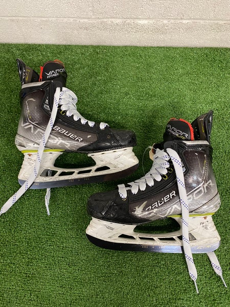 INT Bauer Vapor Hyperlite Hockey Skates Size 5 Fit 1 (Used)