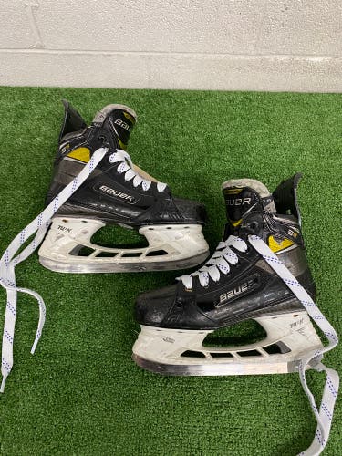 Intermediate Bauer Supreme 3S Pro Hockey Skates Size 4 Fit 3  (Used)