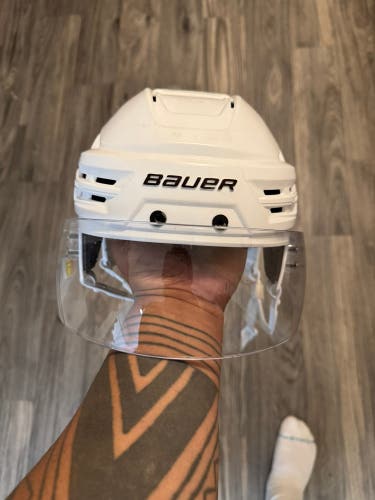 Medium Bauer Re-Akt 85 Helmet with Visor