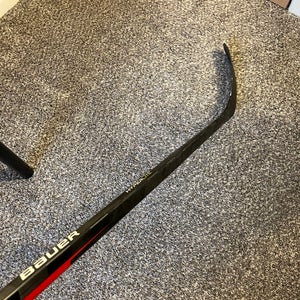Senior Bauer Vapor Hyperlite Hockey Stick Right Handed P28 Pro Stock (Used)