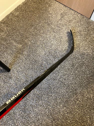 Senior Bauer Vapor Hyperlite Hockey Stick Right Handed P28 Pro Stock (Used)
