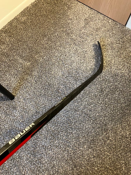 Senior Bauer Vapor Hyperlite Hockey Stick Right Handed P28 Pro Stock (Used)