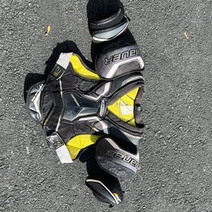 Medium Junior Bauer Shoulder Pads (Used)