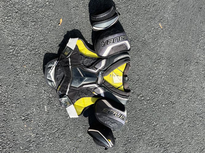 Medium Junior Bauer Shoulder Pads (Used)