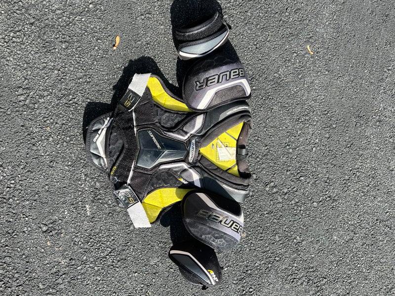 Medium Junior Bauer Shoulder Pads (Used)