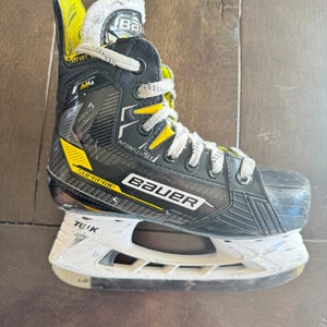 Bauer Supreme M4 Hockey Skates Extra Wide Width Size 1.5 (Used)