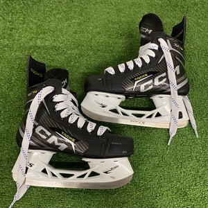 Junior CCM Tacks XF 70 Hockey Skates Regular Width Size 2.5 (Used)